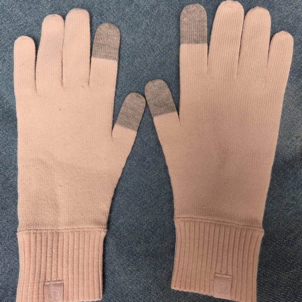 Lululemon Warm Revelation Pink Touchscreen Gloves